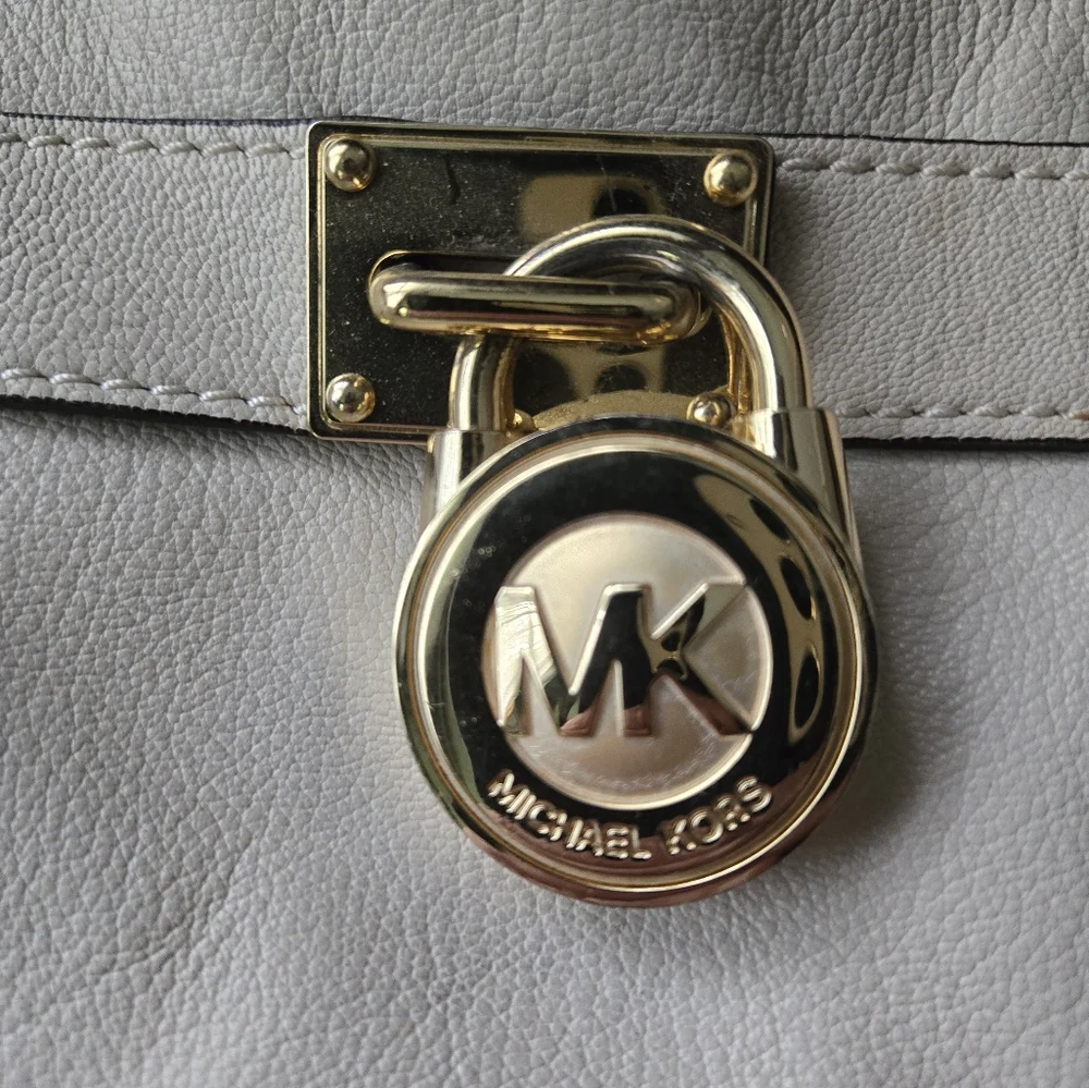 MICHAEL Michael Kors Cream and Gold Shoulder Bag with Classic Design - Picture 2 of 2